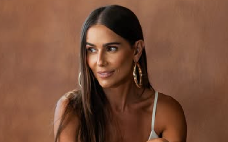 Deborah Secco diz que vai retirar silicone para viver caminhoneira no cinema