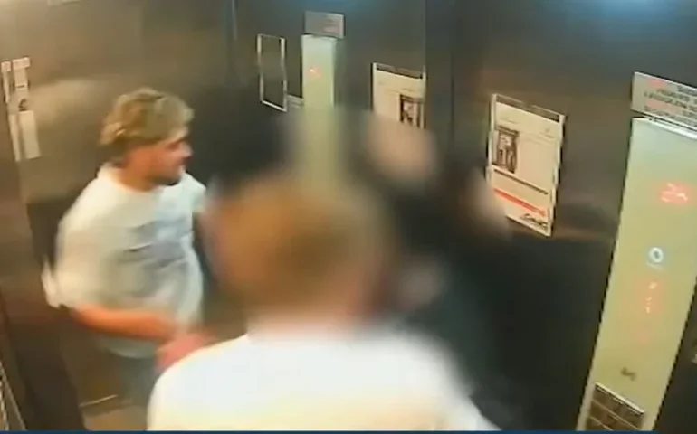 Vídeo flagra americano desferindo mais de 20 socos na namorada em elevador no Rio