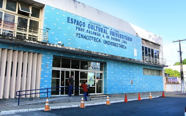 Homem é encontrado morto dentro de estacionamento da Ufal no centro de Maceió; polícia investiga crime