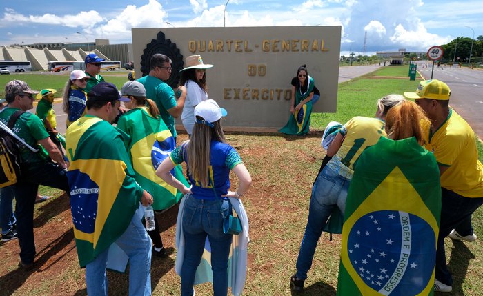 Equipe do próximo governo não descarta a desocupação compulsória dos bolsonaristas que acampam em frente ao QG do Exército em Brasília Equipe do próximo governo não descarta a desocupação compulsória dos bolsonaristas que acampam em frente ao QG do Exército em Brasília