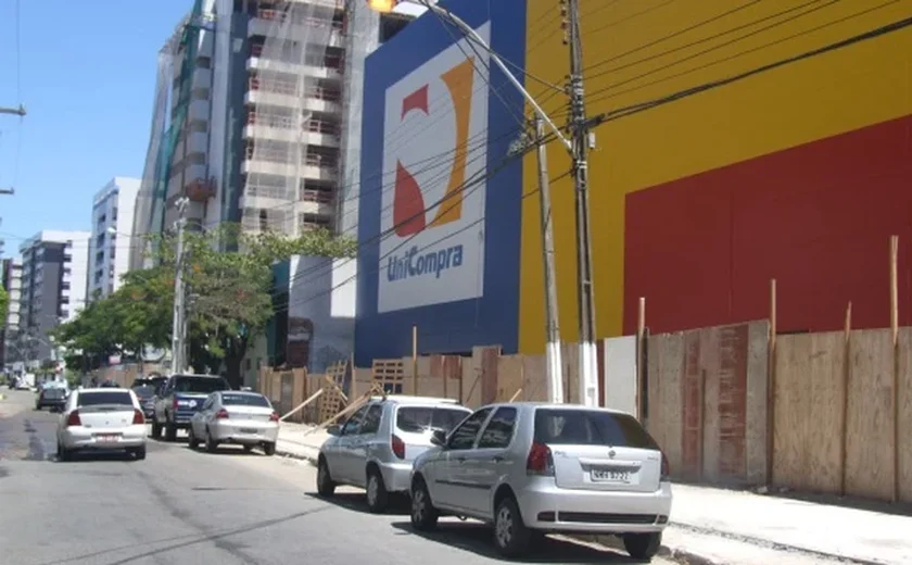 Sem alvará: Prefeitura de Maceió interdita Unicompra da Ponta Verde