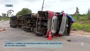 Carreta carregada com bagaço de cana-de-açúcar tomba na BR-101.jpg