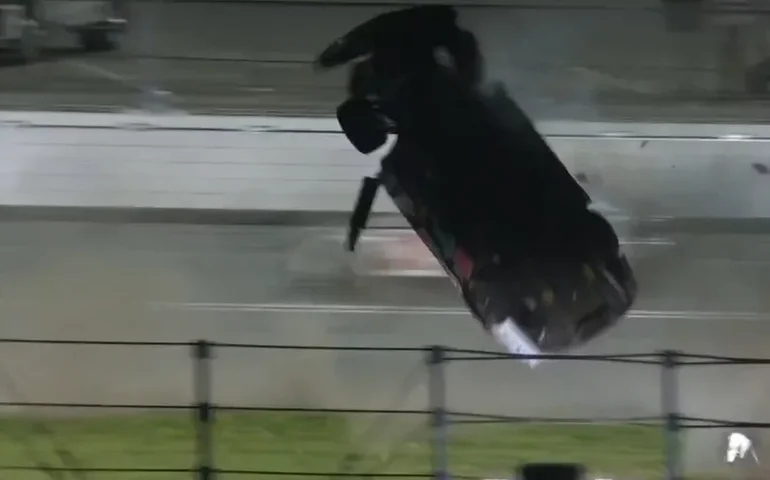 Piloto capota 10 vezes, e carro fica destruído em corrida nos EUA; vídeo