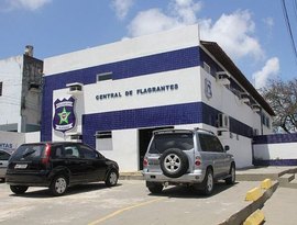 Mulher quebra ala infantil de UPA em Maceió e acaba presa; filha tinha sinais de maus-tratos