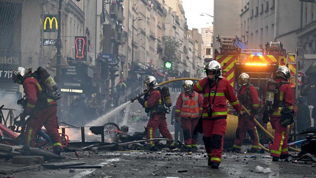 Manifestantes em Paris vandalizam lojas e caixas eletrônicos por aumento do custo de vida