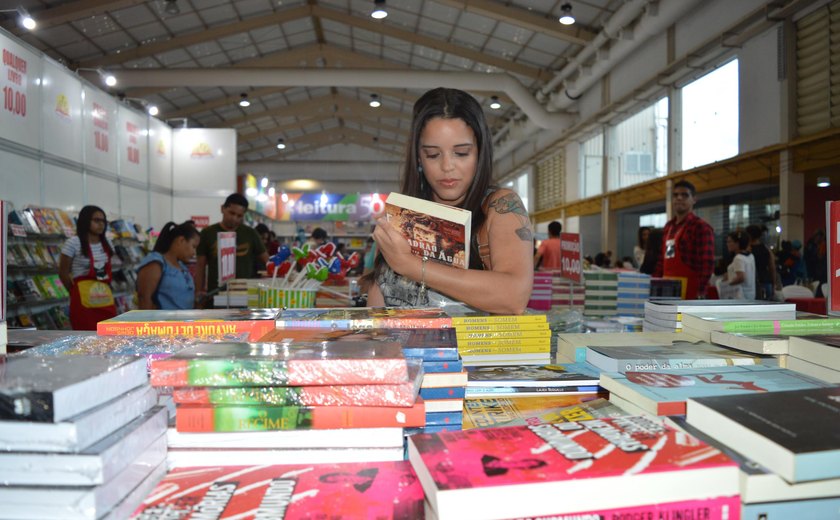 Câmara discute inclusão de livros de autores maceioenses nas escolas municipais