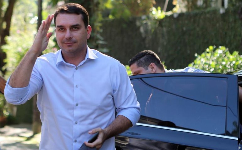 Flávio Bolsonaro diz que Frederick Wassef não é mais seu advogado