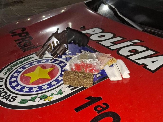Homem tenta evitar abordagem da PM, mas é flagrado e preso com arma e drogas em Anadia