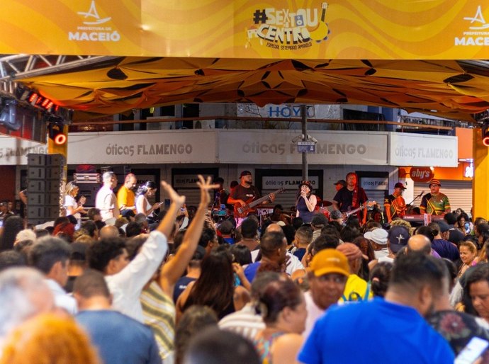 Sextou no Centro reúne centenas de pessoas em noite de samba e reggae no Calçadão