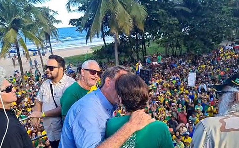 Michelle discursa ao lado de Bolsonaro na Marcha para Jesus em Recife