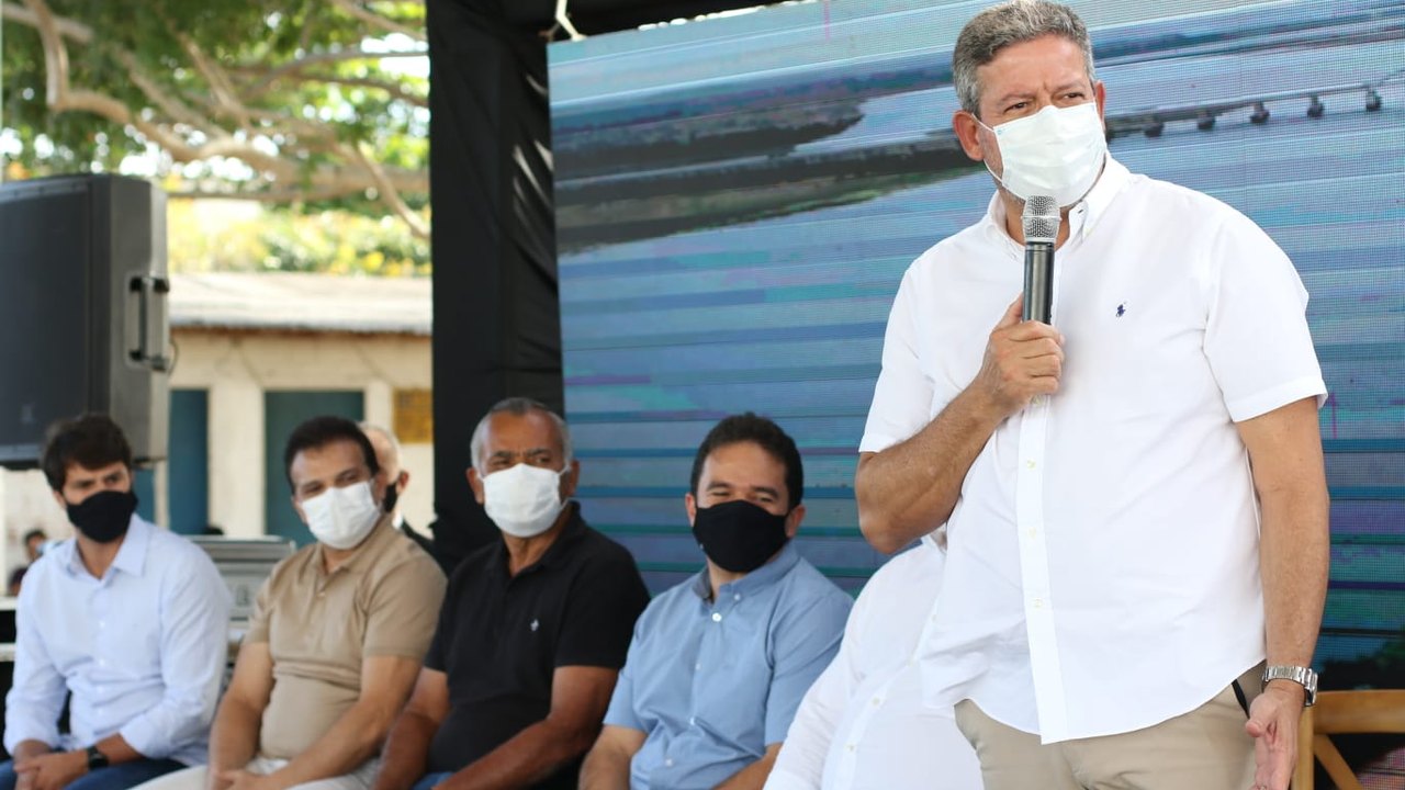 Arthur Lira entrega máquinas agrícolas para 11 municípios alagoanos