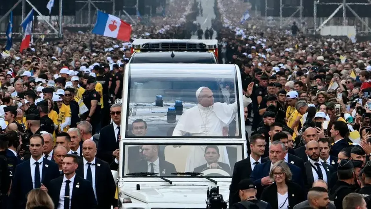 Leão XIV saúda multidão durante passeio de papamóvel por Champs-Élysées