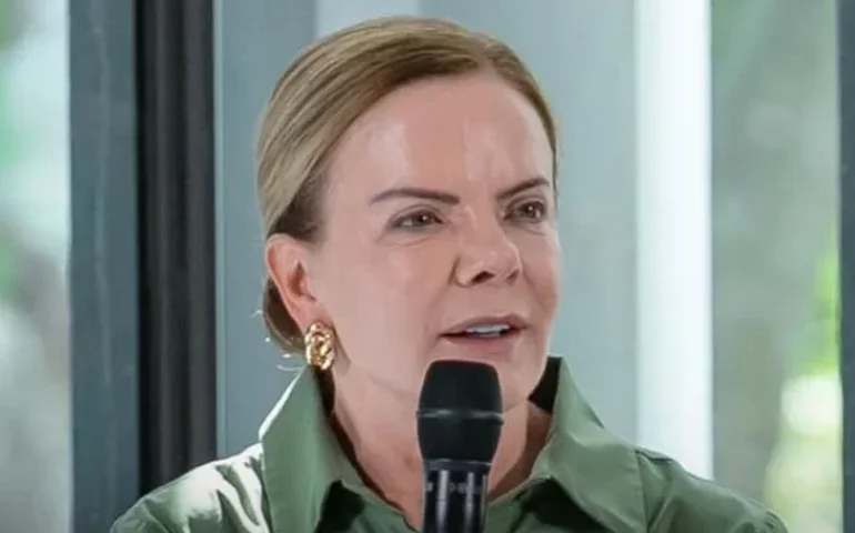 Gleisi critica ato na Paulista e diz que bolsonaristas atacam Lula 'fantasiados de brasileiros'