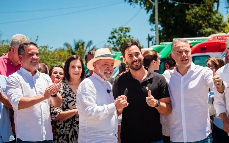 Prefeito de Santana do Mundaú recebe Unidade Móvel Odontológica das mãos do presidente Lula