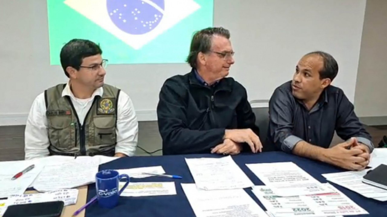 Bolsonaro sai em defesa de Ribeiro, e diz botar ‘mão no fogo’ por ex-ministro