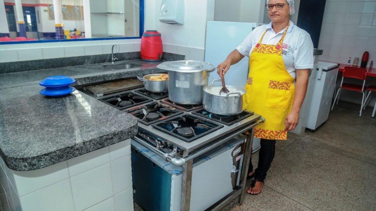 Governo Ronaldo Lopes moderniza cozinha de escolas e creches da Semed