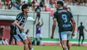 Alex Bruno marcou o primeiro gol da vitória alvinegra