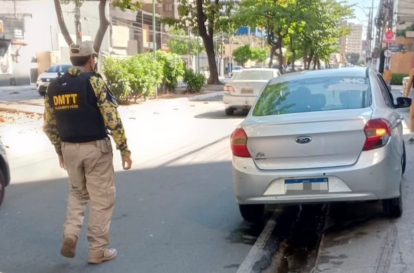 Motorista inabilitado é flagrado em veículo irregular durante fiscalização na Ponta Verde