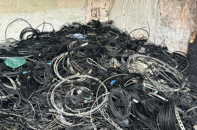 Prefeitura de Maceió retira mais de 100 toneladas de fios obsoletos dos postes da capital