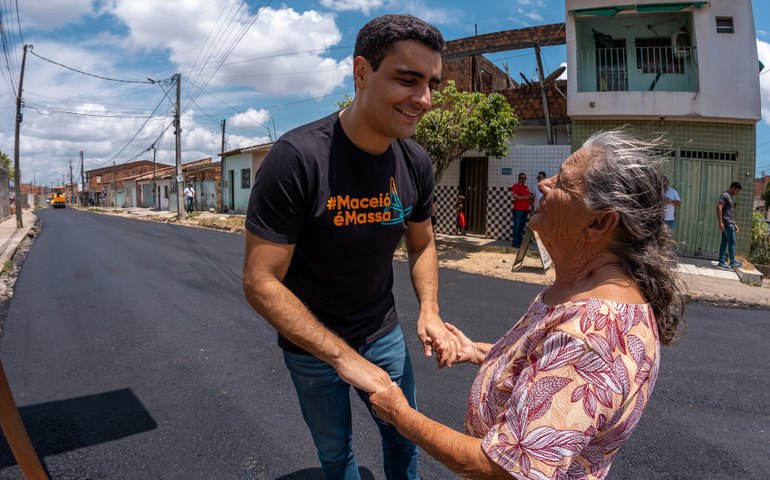 Prefeito JHC vistoria obras de pavimentação na Travessa Brasília, no Tabuleiro do Martins