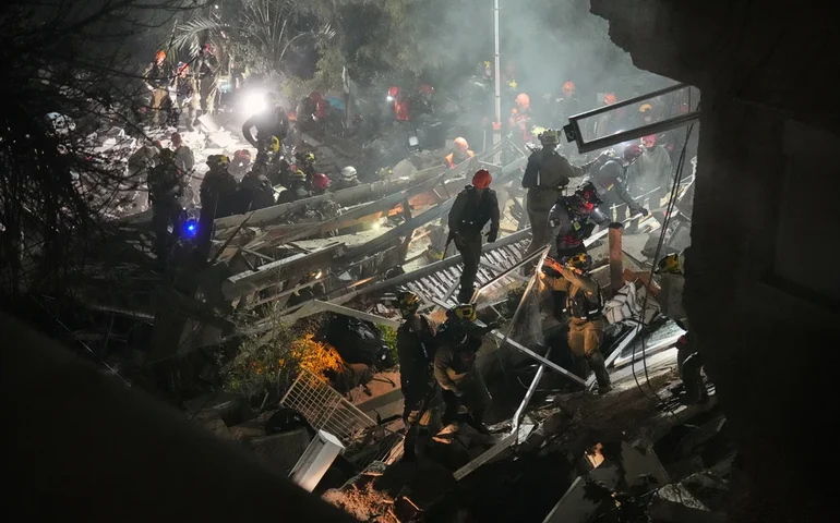 Ataque aéreo atingiu um prédio perto da capital do Irã enquanto Trump ameaçava fechar o estreito