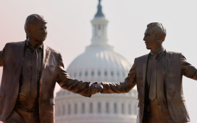 Estátua de Trump e Epstein de mãos dadas é instalada em frente ao Capitólio