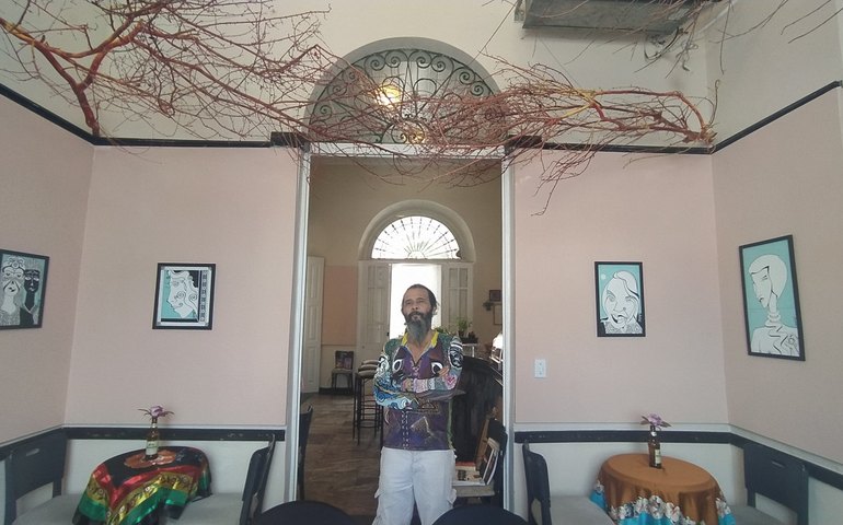 Reencontros, afetos, pinturas e músicas na abertura da exposição Paredes de Zecabega