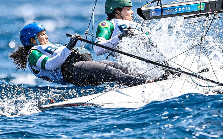 Bicampeãs Martine Grael e Kahena Kunze se despedem da Olimpíada em 8º; holandesas levam ouro