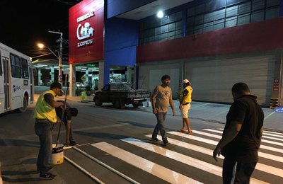 Prefeitura inicia pintura de sinalização das faixas de pedestres e lombadas em Arapiraca