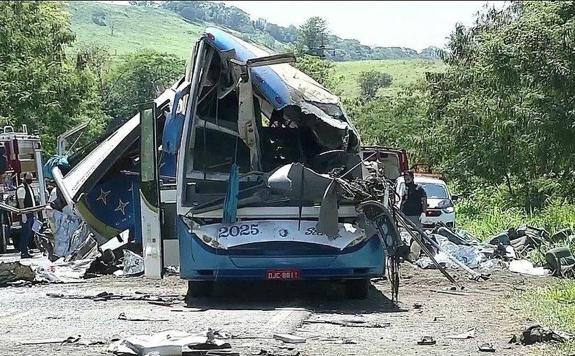 Itaí faz velório e enterro em série das vítimas de acidente que matou 41 pessoas