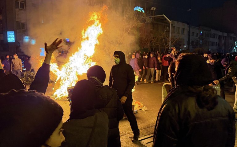 EUA e Israel exploram protestos no Irã para favorecer seus próprios interesses, aponta especialista