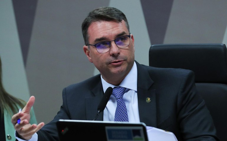 Flávio Bolsonaro afirma que Tarcísio apoiará sua candidatura 'no momento oportuno'