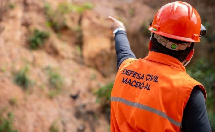 Ações de prevenção, como mapeamento de áreas de risco, são realizadas pela Defesa Civil Municipal Ações de prevenção, como mapeamento de áreas de risco, são realizadas pela Defesa Civil Municipal
