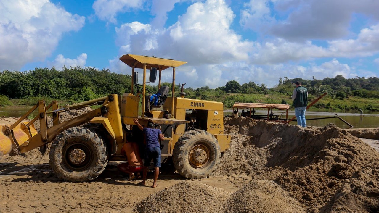 Prefeitura de Rio Largo combate crime ambiental e interdita draga atuando de forma ilegal