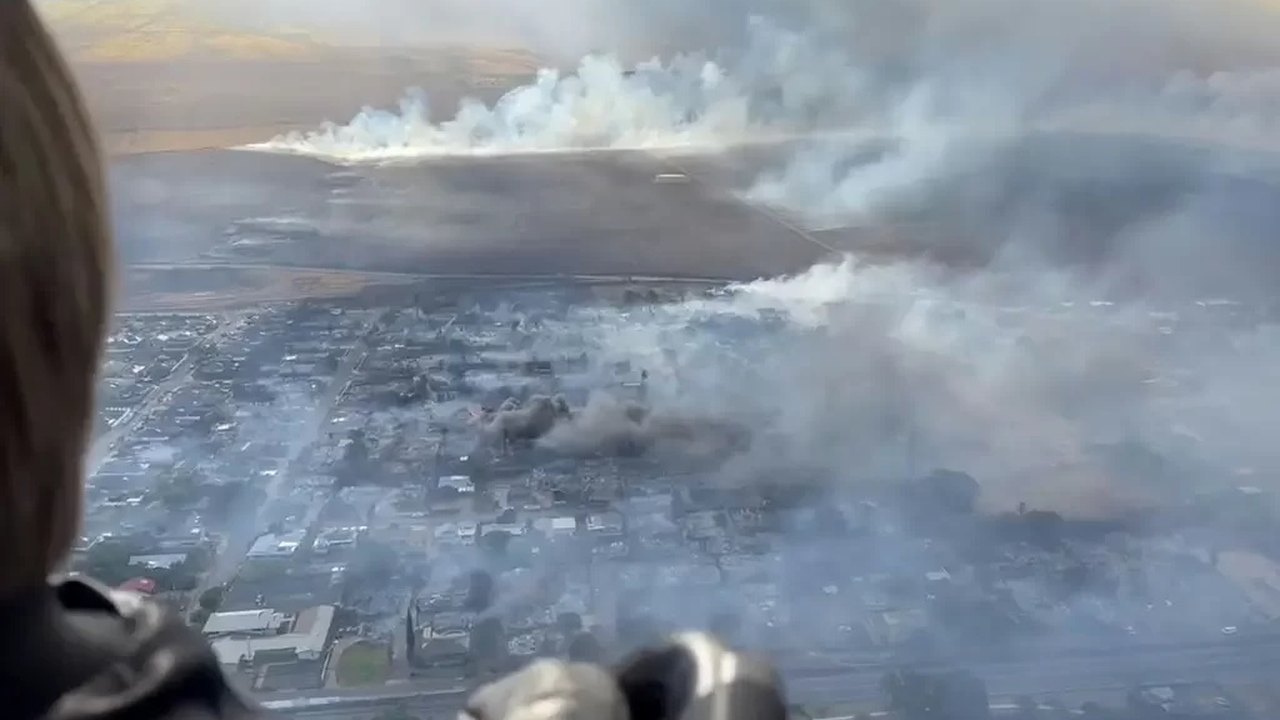 Enquanto moradores sofrem com incêndios no Havaí, turistas lotam hotéis e resorts