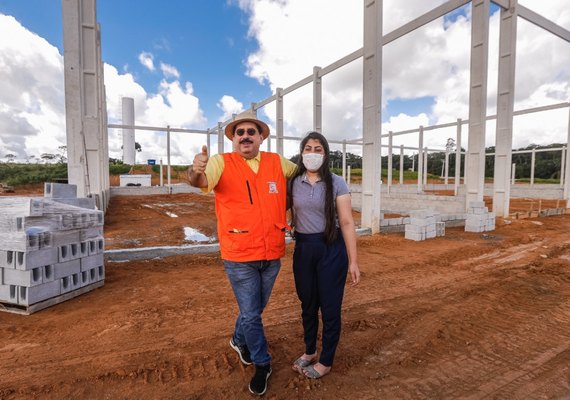 Secretária Gabriela Gonçalves e prefeito visitam obras da Indústria Nordeste Mais Alimentos em Rio Largo