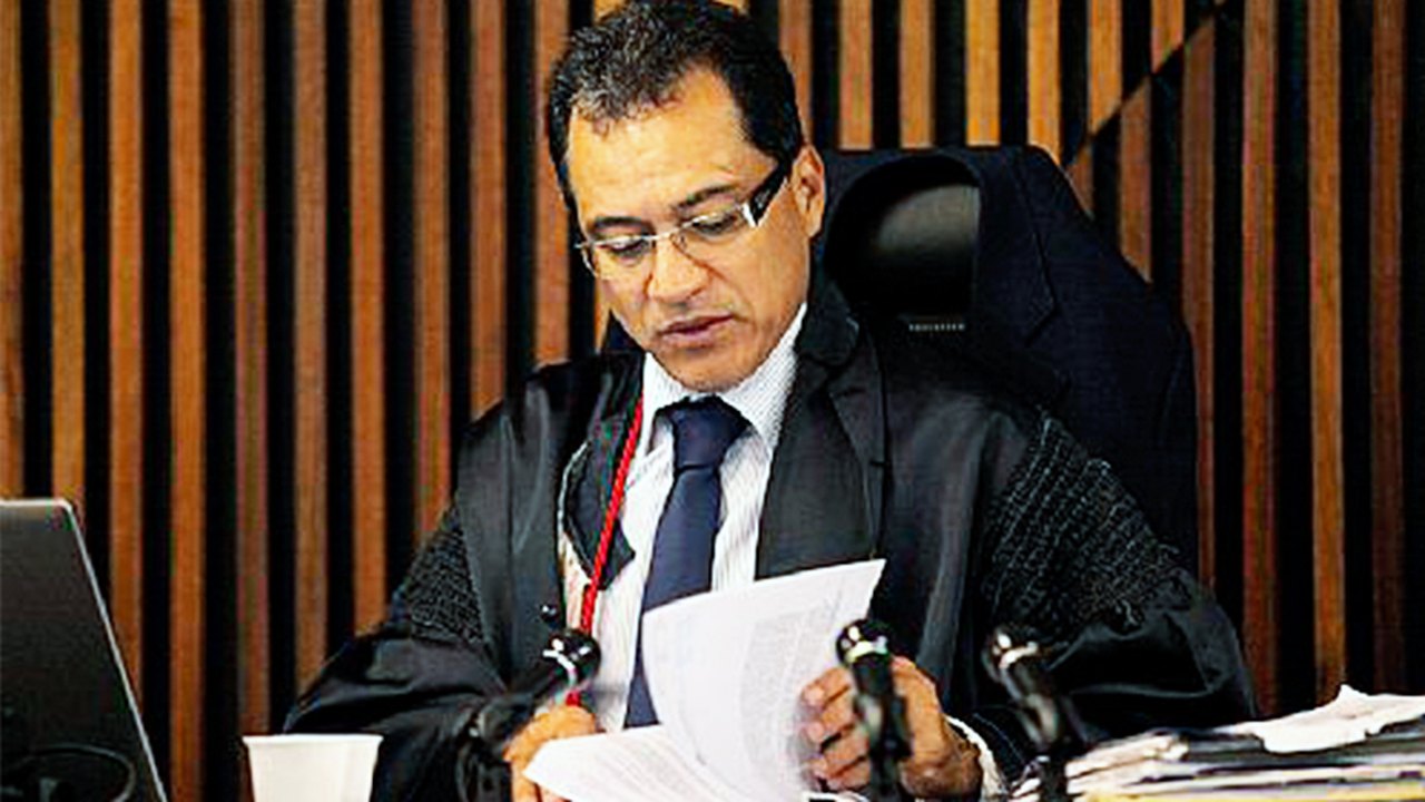 Tribunal do Júri absolve réu da acusação de homicídio triplamente qualificado