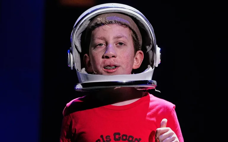 No musical 'Wonder', jovens atores com diferenças faciais encontram suas vozes no palco.