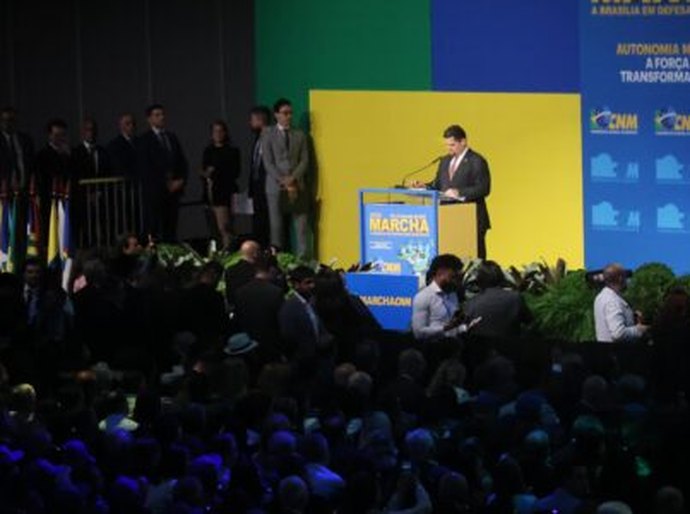 Em discurso, presidente do Senado reforça importância de fortalecimento dos Municípios