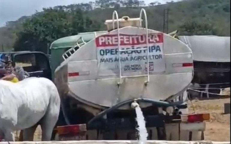 Carros pipa da prefeitura usados em vaquejada particular enquanto comunidades sofrem com escassez de água; veja vídeo