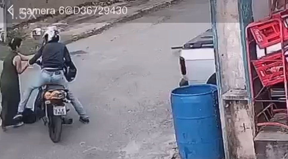 Motociclista expõe órgão genital para proprietária de loja em Aracaju; VÍDEO