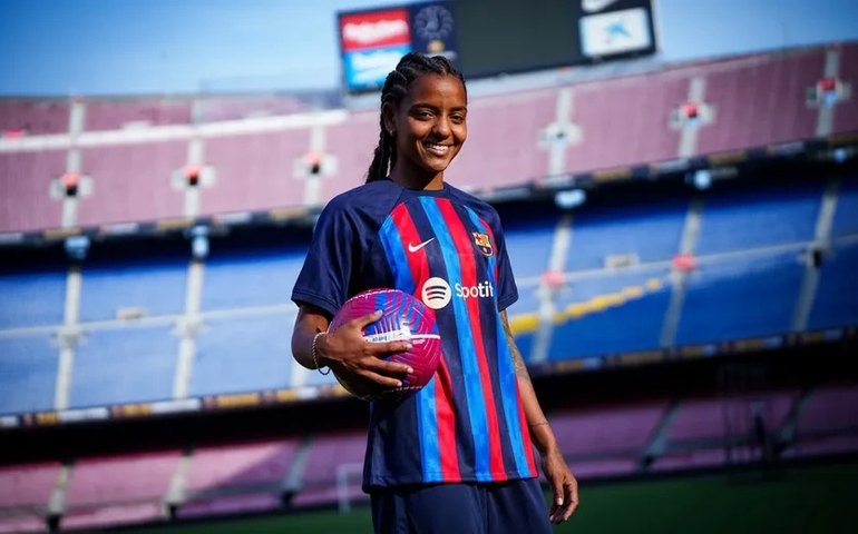 Jogando pelo Barcelona, a alagoana Geyse levanta a taça da Champions Leangue de futebol feminino