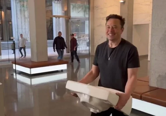 Elon Musk chega à sede do Twitter com uma pia e faz trocadilho