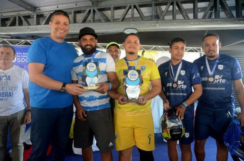 Prefeitura participa de torneio de futsal e homenagem a profissionais da construção civil no Benedito Bentes