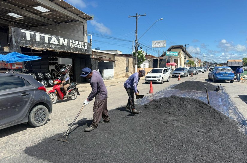 Operação Tapa-Buraco recupera pavimentação da Avenida Senador Rui Palmeira