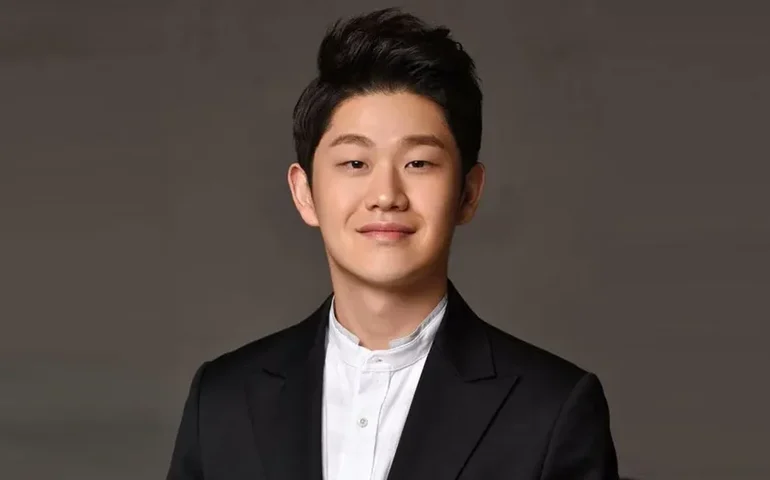 Cantor sul-coreano Choi Sung-bong é encontrado morto aos 33 anos