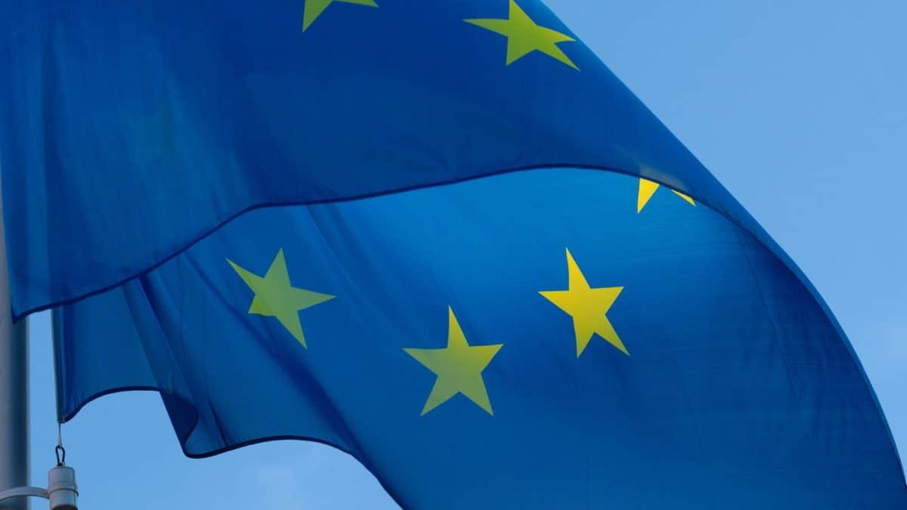 Maioria das Bolsas da Europa fecha em baixa, com notícias da China no radar