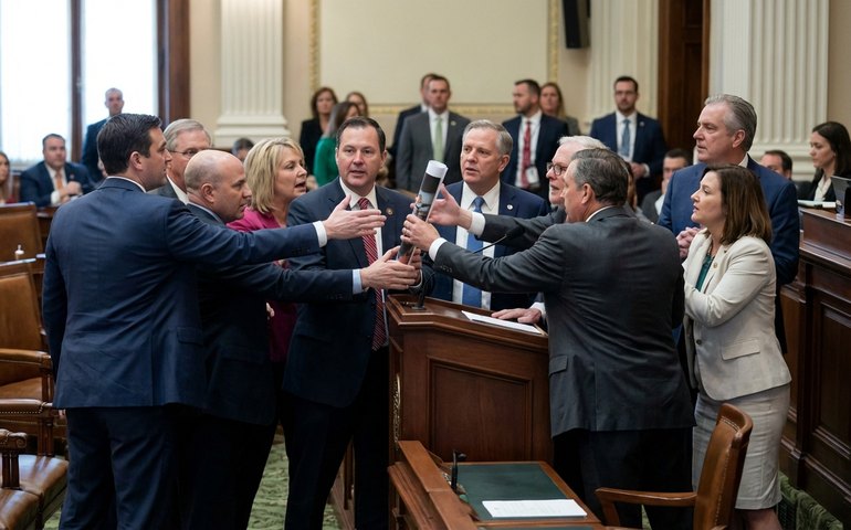 Deputados ucranianos demonstram tensão e conflito durante sessão parlamentar