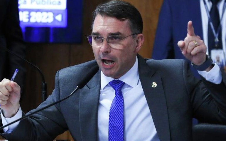 Flavio Bolsonaro critica nota do Itamaraty sobre ataque ao Irã