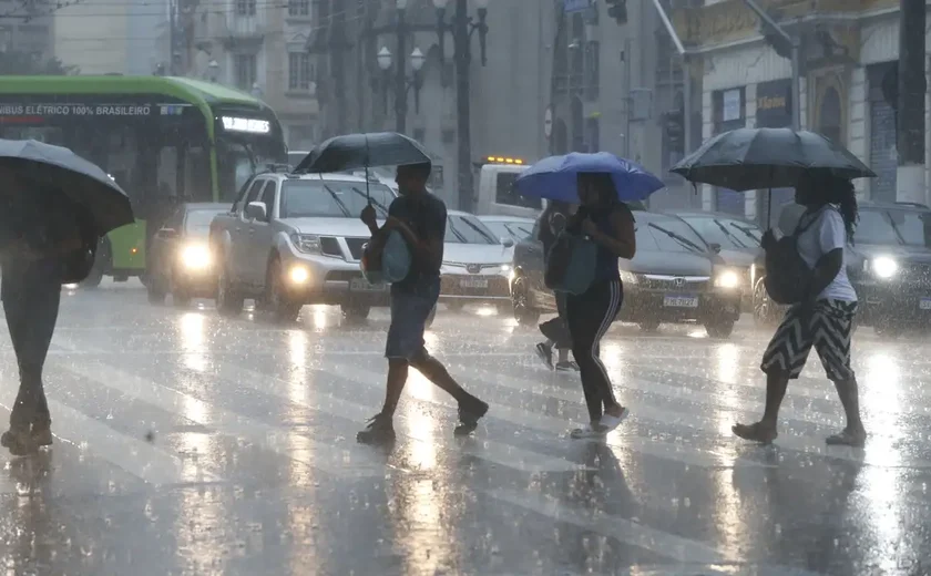 Inmet emite alerta laranja para chuvas e ventos de até 100 km/h